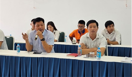 Ông Đoàn Hồng Minh – Phó Tổng Giám đốc thảo luận